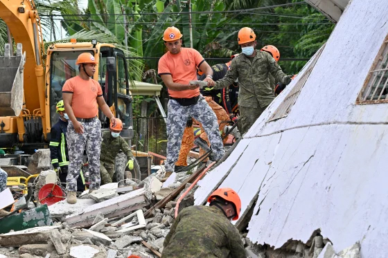 Citizens evacuate coastline after earthquake in Philippines